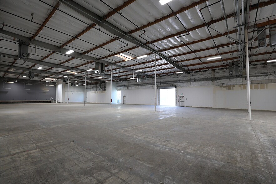 More Photos Of 12723 Wentworth St, Pacoima Warehouse For Lease