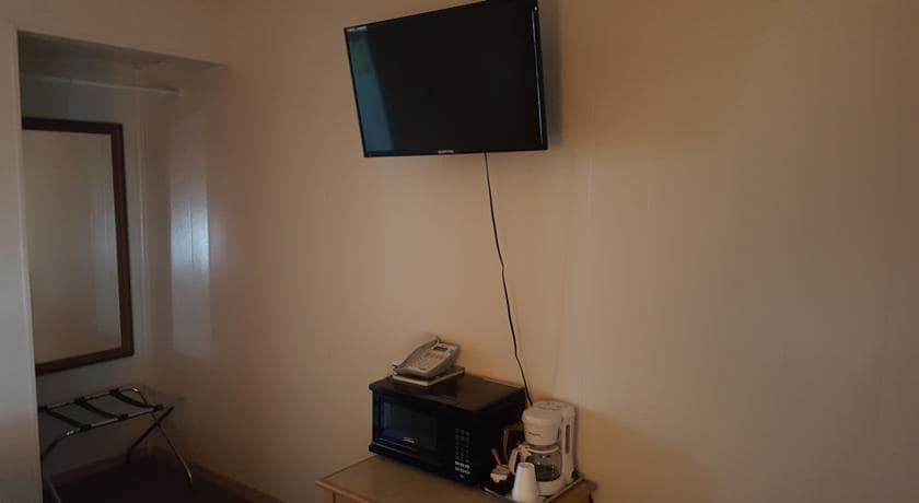 More Photos Of 216 NE Main St, Lewistown Hotel For Sale