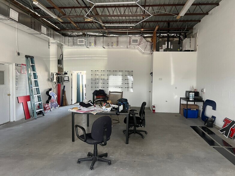 More Photos Of 264 Bahama St, Venice Office For Lease