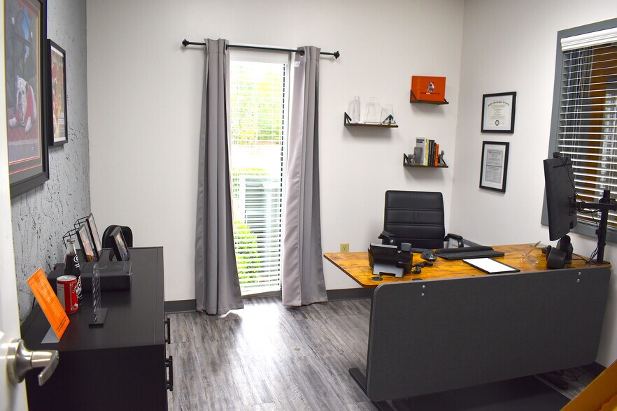 More Photos Of 6975 Flat Rock Rd, Midland Office For Lease