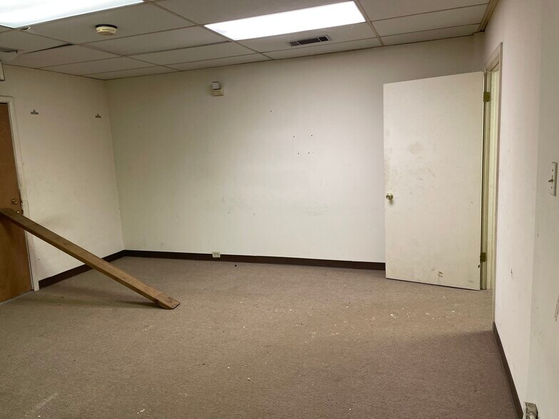 More Photos Of 1063 E Parkway South, Memphis Flex For Sale