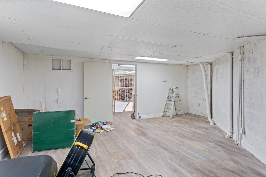 More Photos Of 500 E Willow St, Long Beach General Retail For Sale