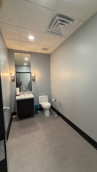 More Photos Of 130 Seaboard Ln, Franklin Flex For Sale