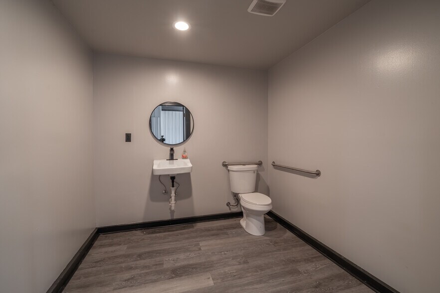 More Photos Of 540 E Church St, Jasper Auto Repair For Sale