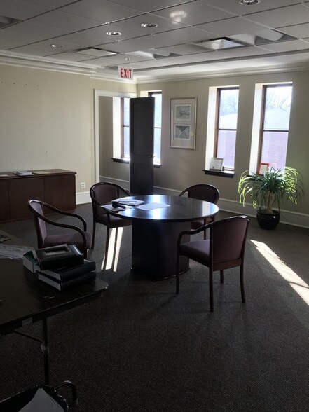 More Photos Of 1 Walker Ave, Clarendon Hills Office For Lease