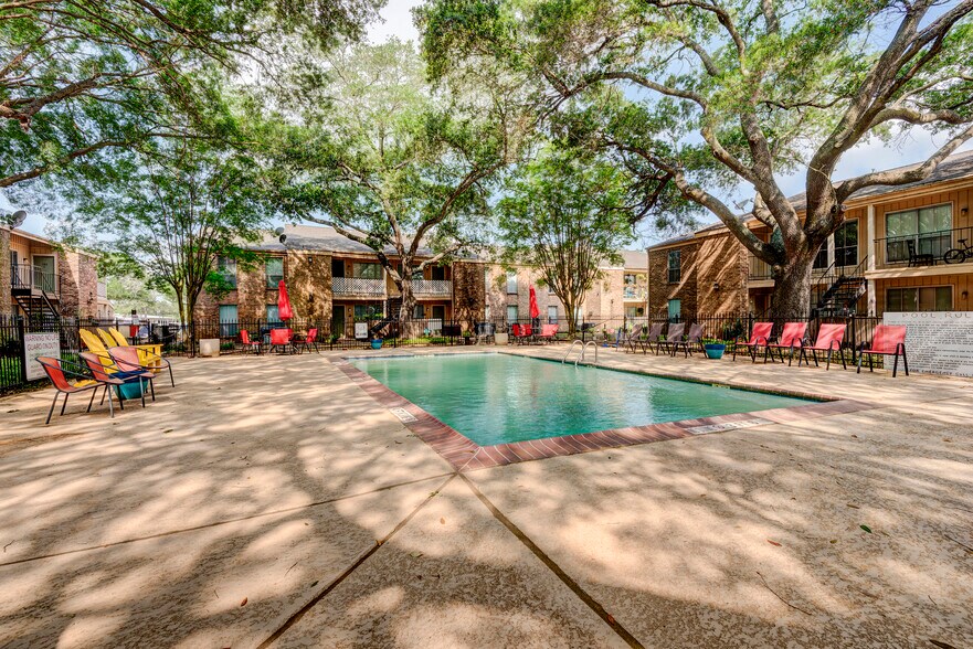 Primary Photo Of 708 Alabama St, Katy Apartments For Sale
