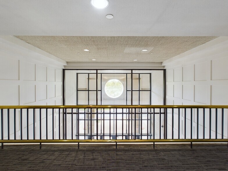 More Photos Of 2350 Airport Fwy, Bedford Office For Lease