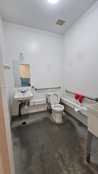More Photos Of 1723-1745 W 37th St, Hialeah Showroom For Sale