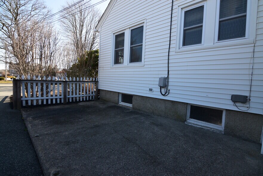 More Photos Of 460 E Main Rd, Middletown Medical For Sale