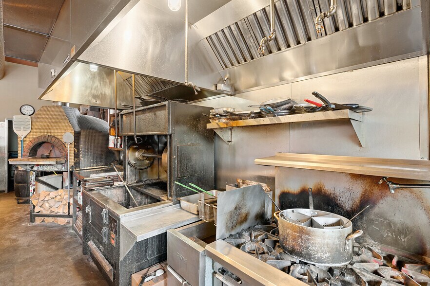 More Photos Of 711 NE Dekum St, Portland Restaurant For Sale