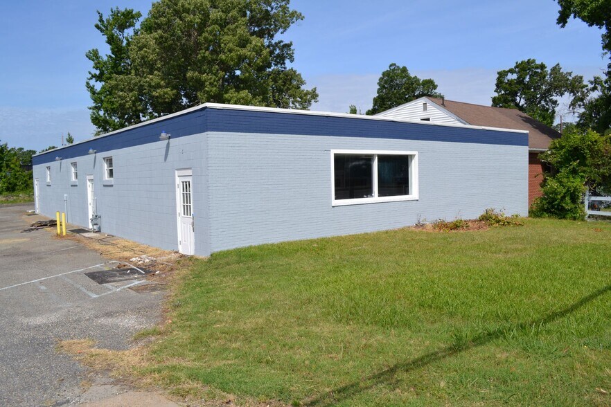Primary Photo Of 5947 Jefferson Ave, Newport News Service For Sale