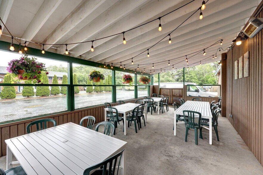 More Photos Of 996 Pacific Dr, Hammond Restaurant For Sale