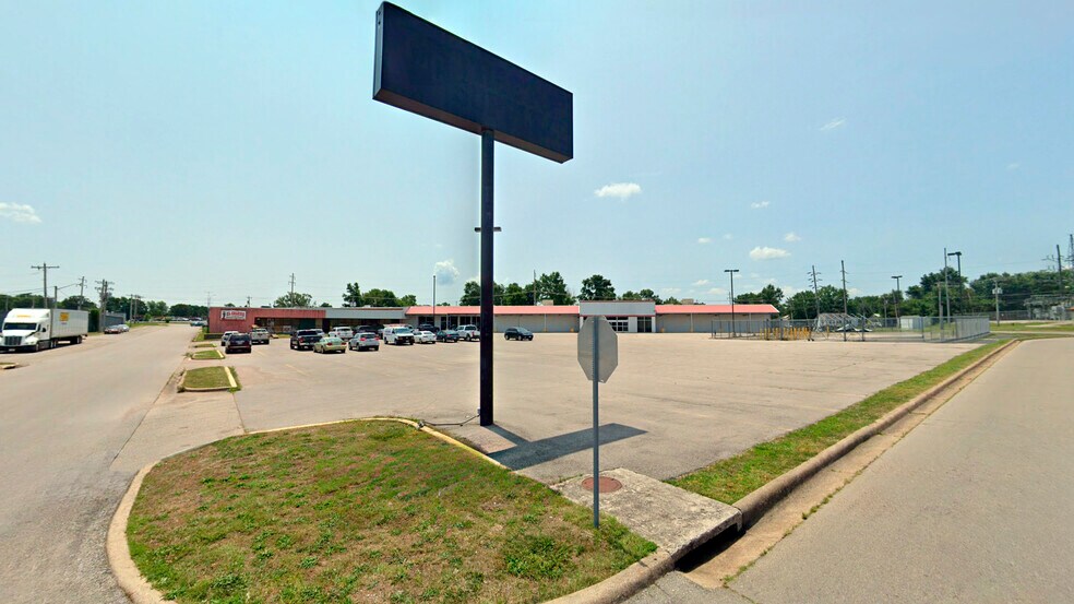 More Photos Of 689-699 S Monroe St, Lebanon General Retail For Sale