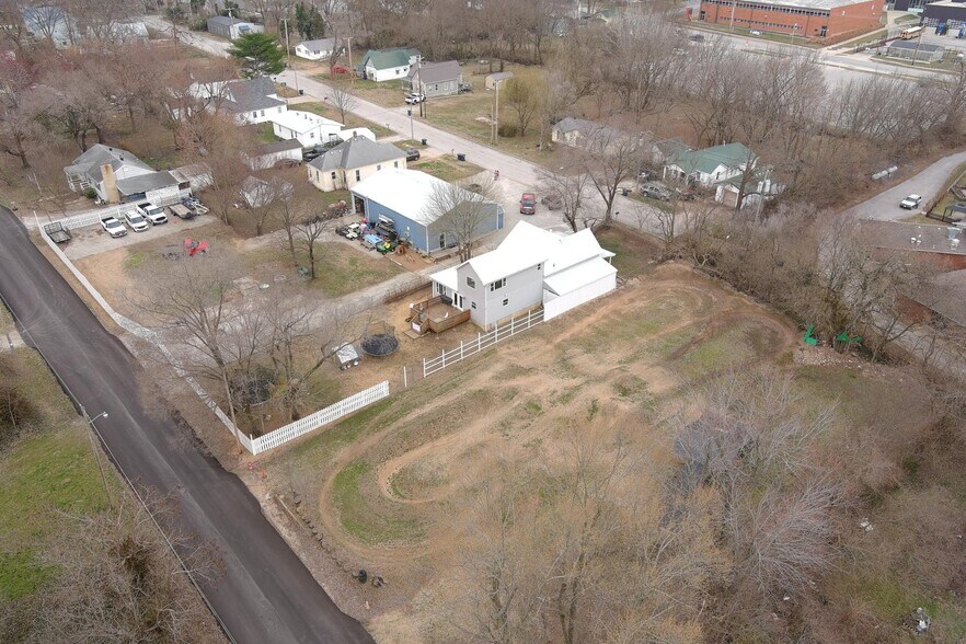 More Photos Of 615 W Benton St, Buffalo Flex For Sale