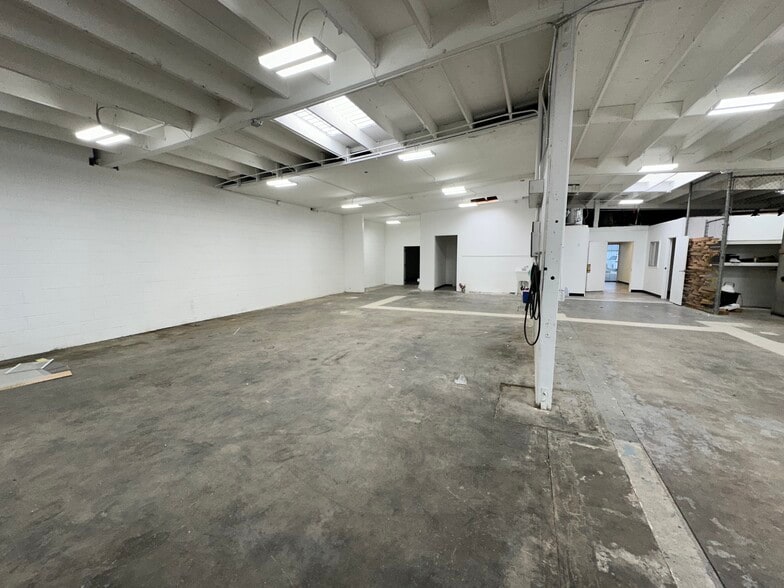 More Photos Of 921-923 Logan St, Santa Ana Office For Sale