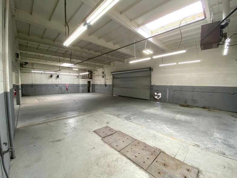 More Photos Of 6929 Laurel Canyon Blvd, North Hollywood Auto Repair For Lease