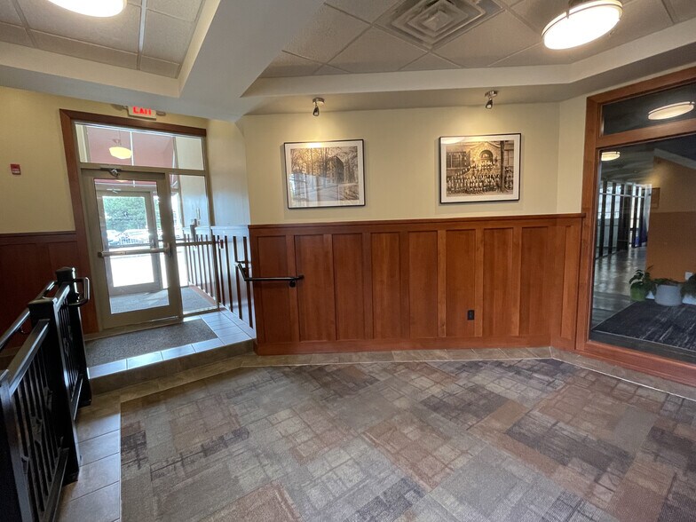 More Photos Of 42 S Washington St, Rochester Office Residential For Lease