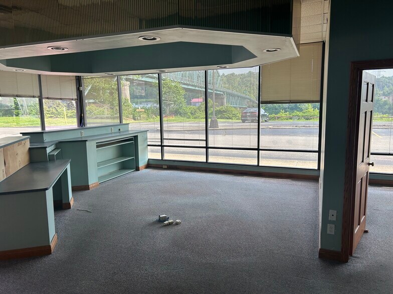 More Photos Of 308 Patrick Street Plz, Charleston Storefront For Lease