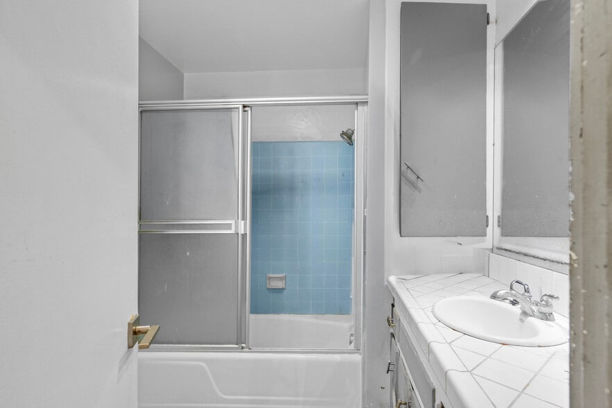 More Photos Of 939 Larrabee St, West Hollywood Apartments For Sale