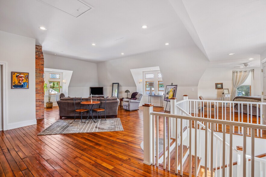 More Photos Of 301 Meyers Ave, Meyersdale Hotel For Sale