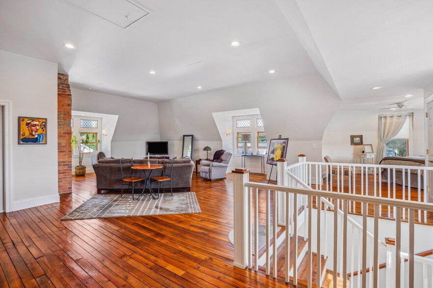 More Photos Of 301 Meyers Ave, Meyersdale Hotel For Sale