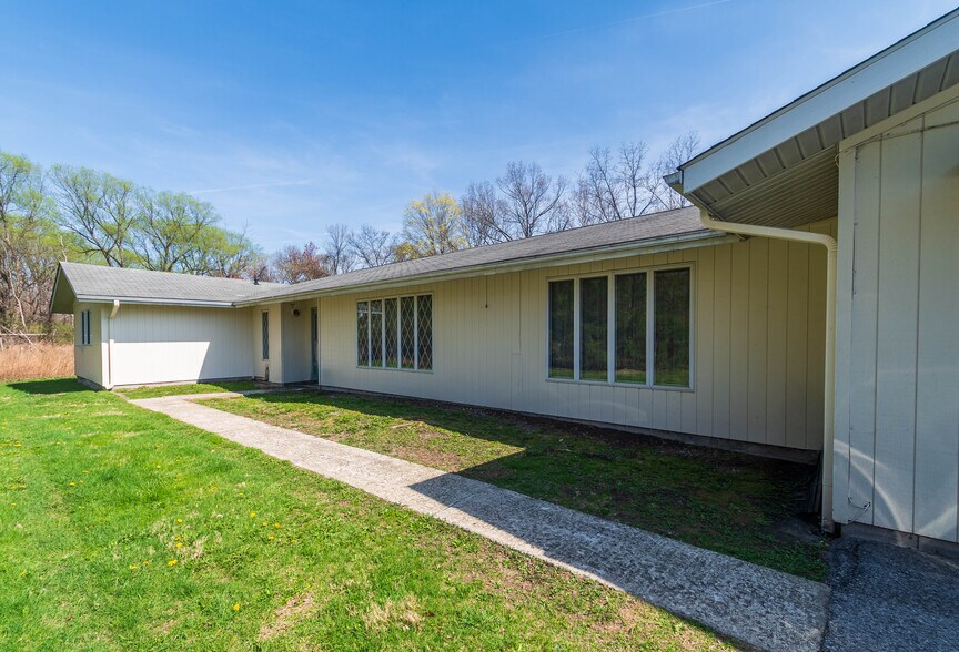 More Photos Of 1402 Route 300, Newburgh Showroom For Sale