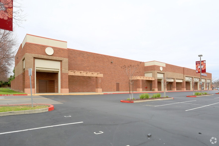 More Photos Of 1305-1350 Gateway Blvd, Fairfield Storefront For Lease