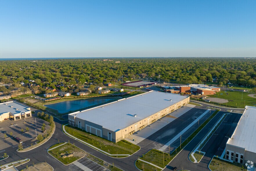More Photos Of 18300 Vernier Rd, Harper Woods Distribution For Lease