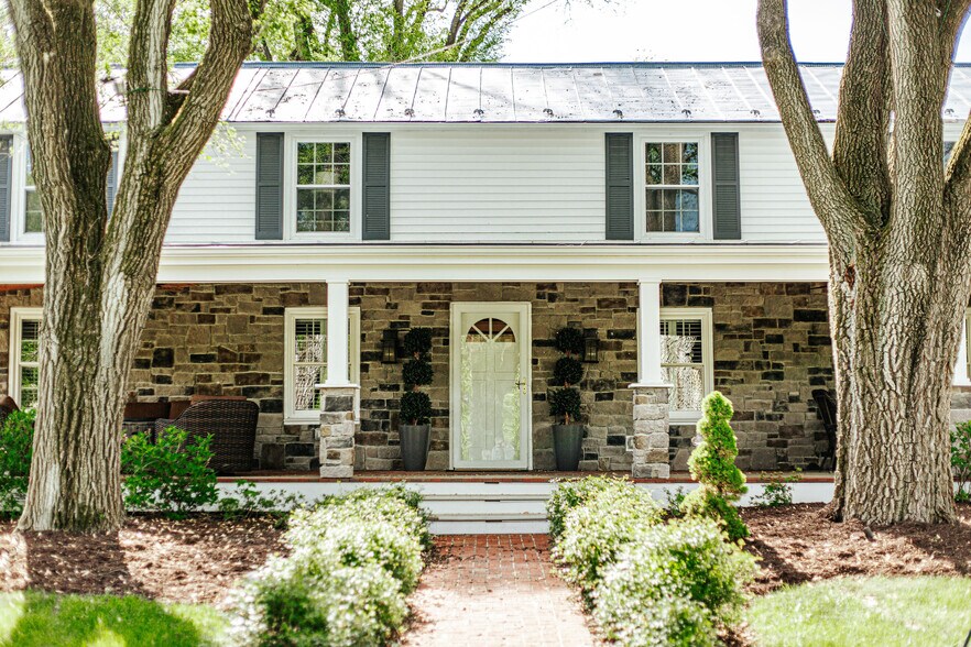 More Photos Of 1329 Commerce Rd, Staunton Hotel For Sale