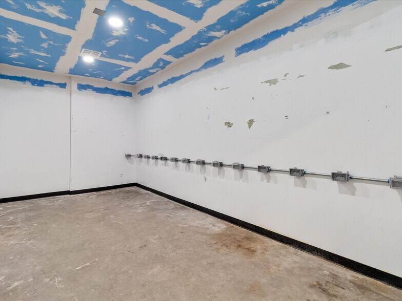 More Photos Of 700 N Main St, Lexington Warehouse For Lease