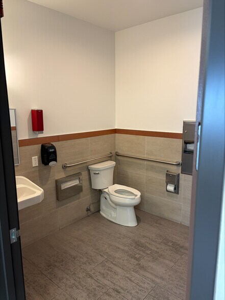 More Photos Of 2082 E Gladwick St, Rancho Dominguez Warehouse For Lease