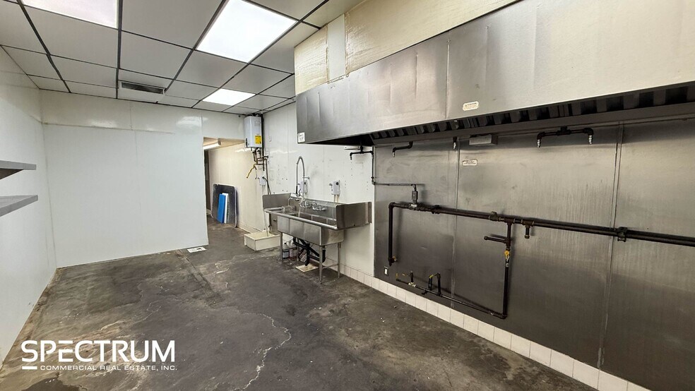 More Photos Of 18000 Ventura Blvd, Encino Restaurant For Lease