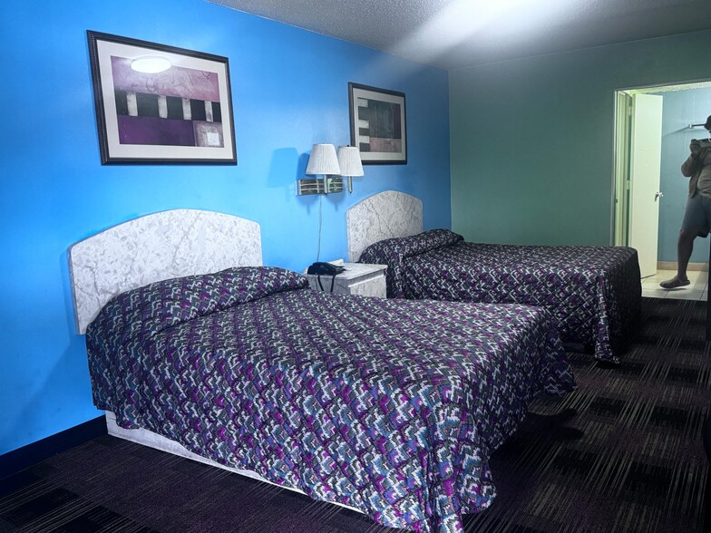 More Photos Of 107 E 3rd St, Donalsonville Hotel For Sale