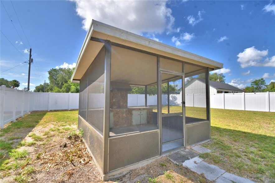 More Photos Of 208 Center St, Auburndale Office For Sale