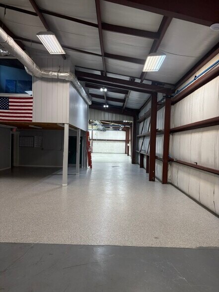 More Photos Of 16 Finch St, Hilton Head Warehouse For Lease