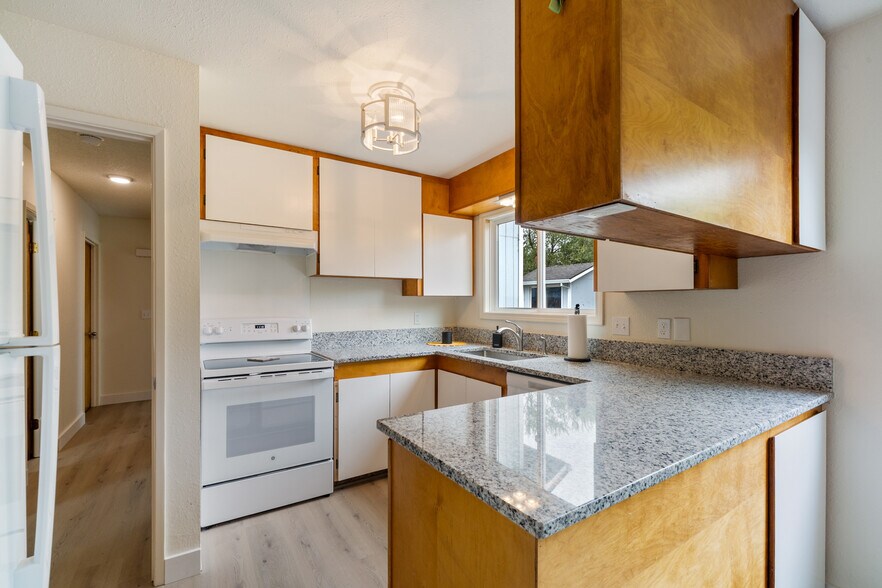 More Photos Of 1009-1011 Grove Ave, Tillamook Apartments For Sale