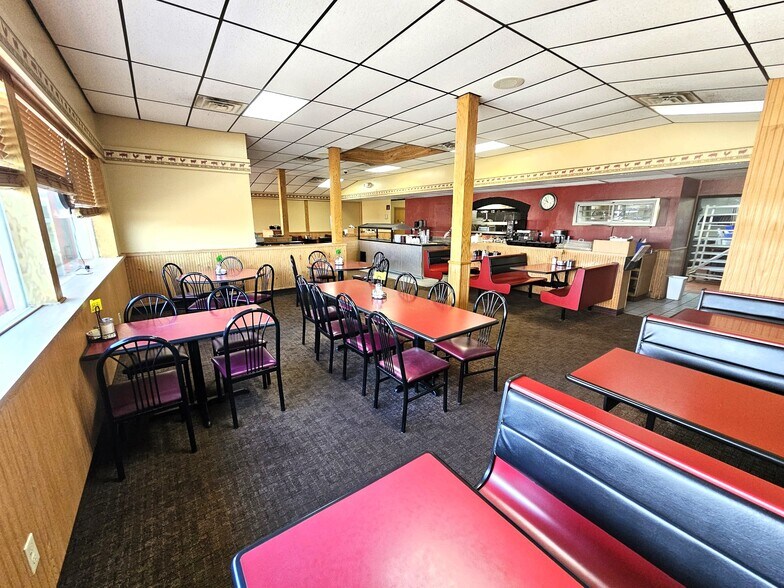 More Photos Of 1902 N Merrill Ave, Glendive Showroom For Sale