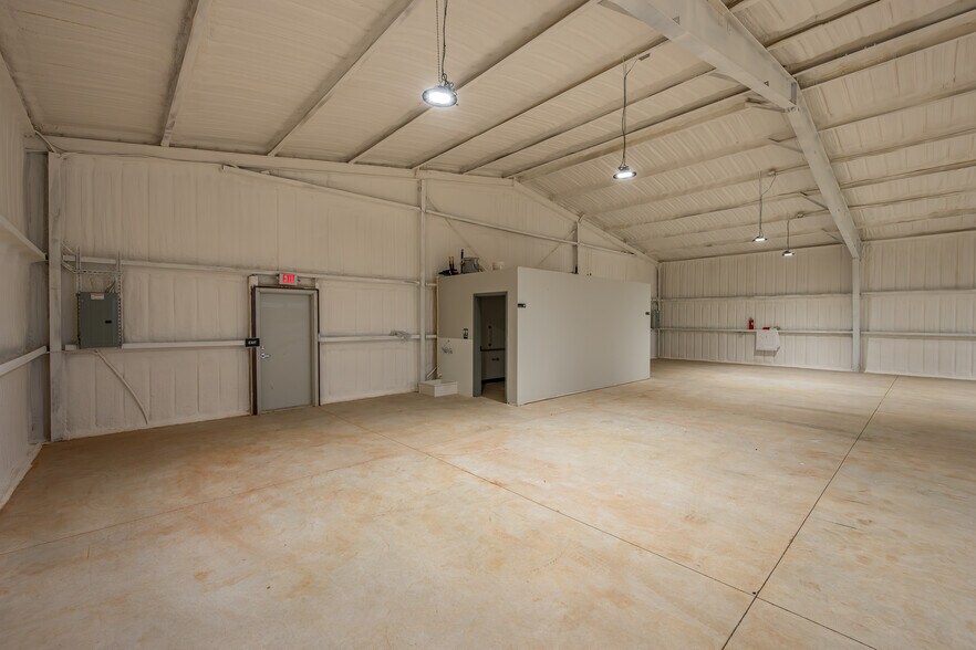 More Photos Of 8610 N Classen Blvd, Oklahoma City Warehouse For Lease