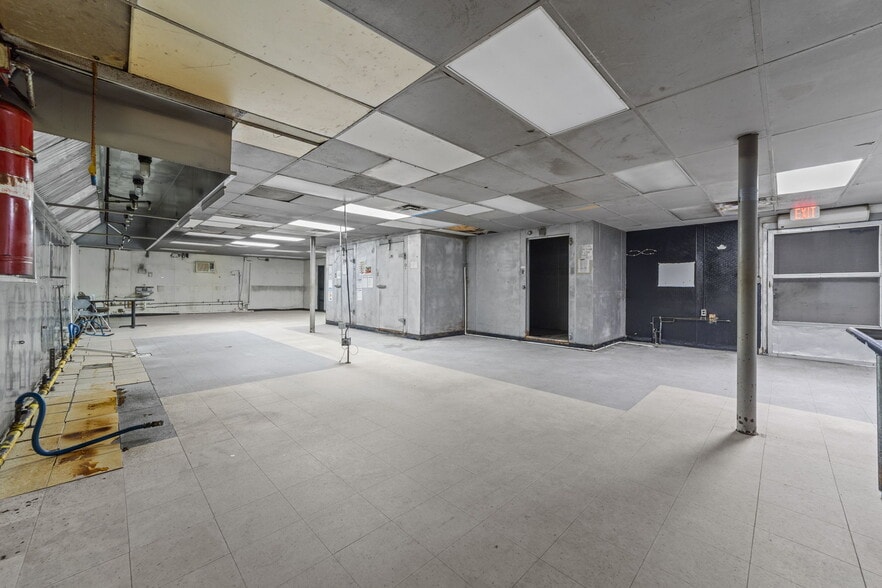 More Photos Of 607 S Main St, King Department Store For Lease