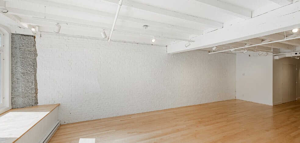 More Photos Of 364 Rue Saint-Paul O, Montréal Storefront Retail Office For Sale