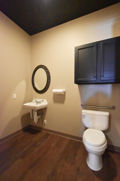 More Photos Of 7906 S Broadway Ave, Tyler Office Residential For Lease