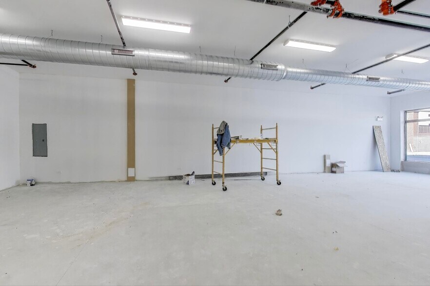 More Photos Of 1619 W Lawrence Ave, Chicago General Retail For Lease