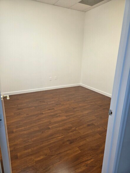 More Photos Of 7345 International Pl, Sarasota Light Manufacturing For Lease