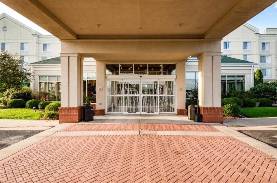 More Photos Of 455 Riverstone Pky, Kankakee Hotel For Sale