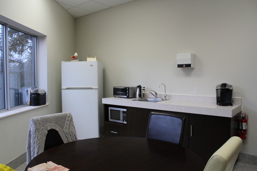 More Photos Of 4553 King St E, Kitchener Showroom For Lease