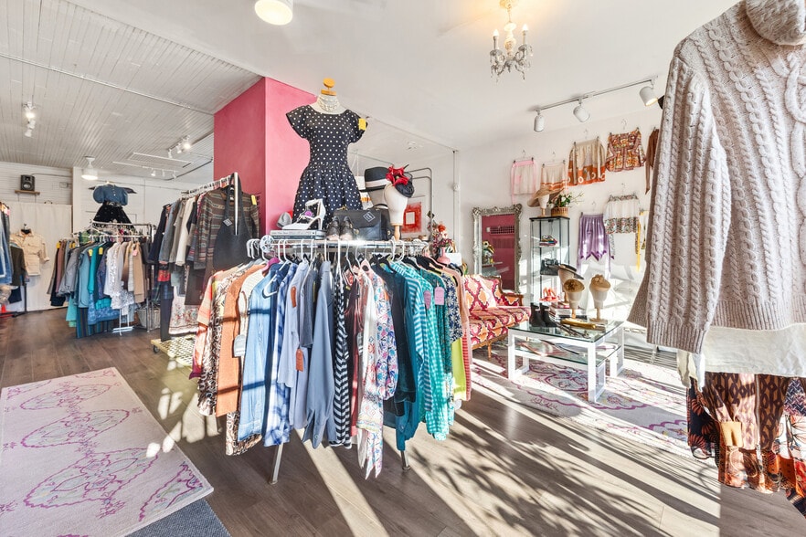 More Photos Of 17411 Vashon Hwy SW, Vashon Freestanding For Sale