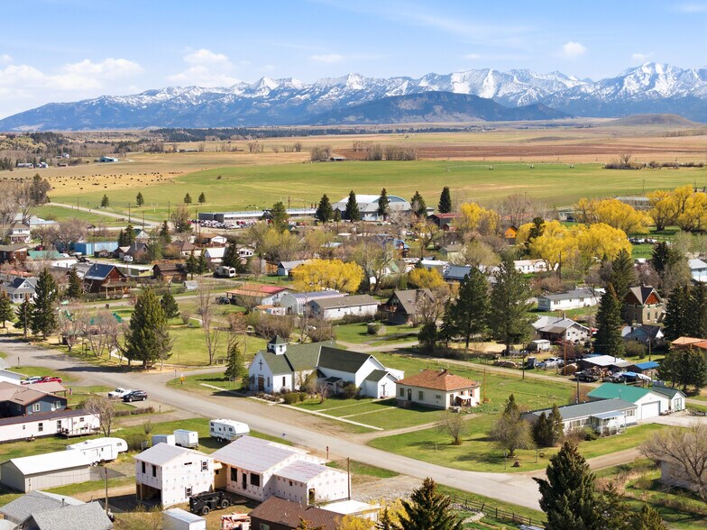 More Photos Of 210 Miles Ave, Clyde Park Specialty For Sale