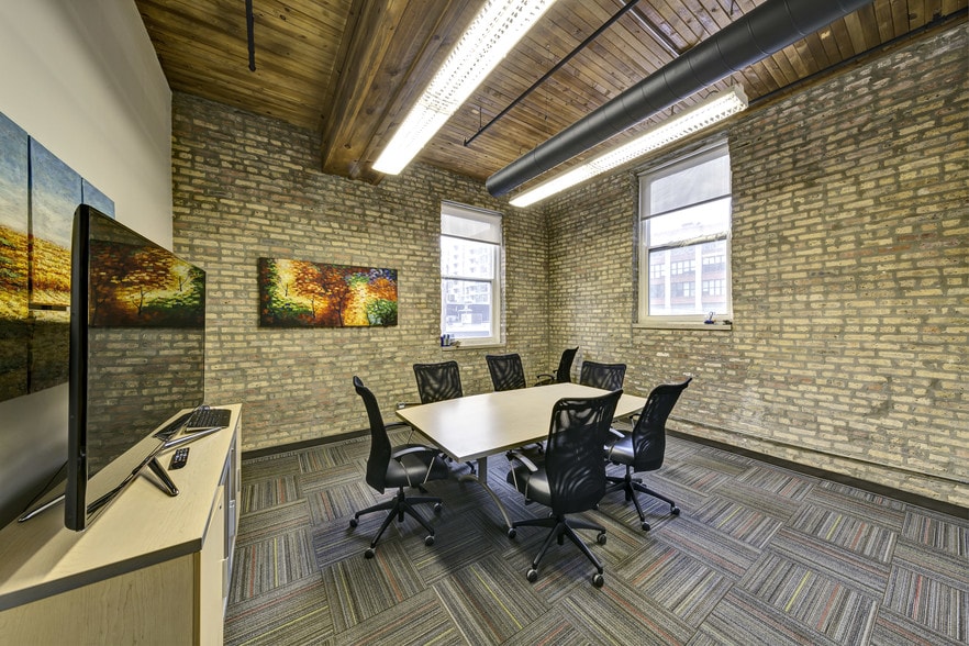 More Photos Of 216 W Ohio St, Chicago Loft Creative Space For Lease
