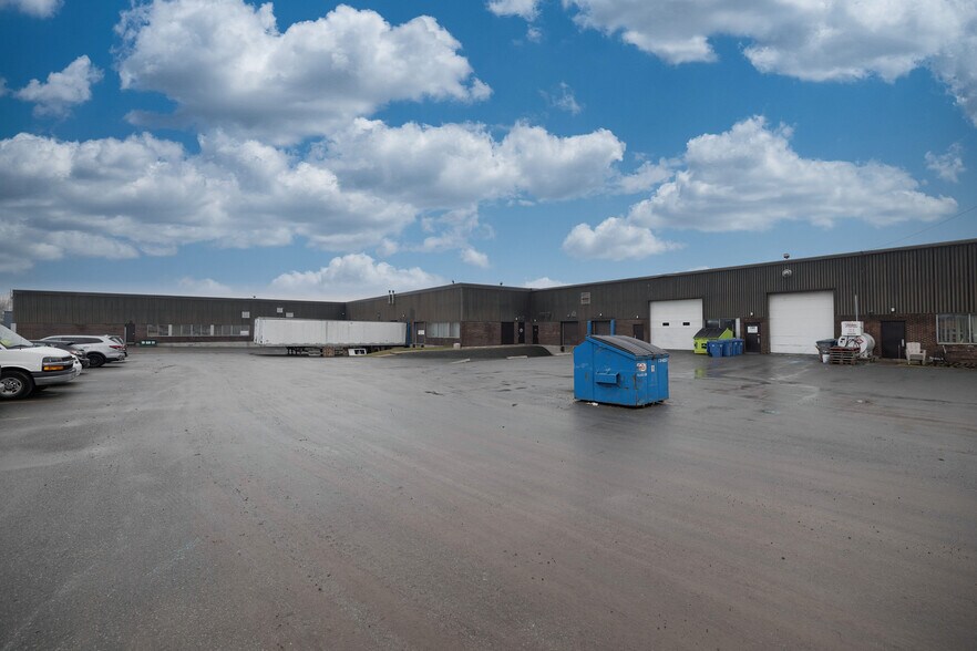 More Photos Of 16791-16821 Boul Hymus, Kirkland Warehouse For Lease