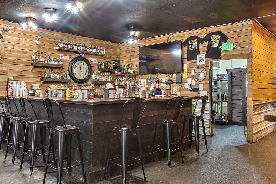 More Photos Of 418 Washington St, Chattahoochee Storefront For Sale